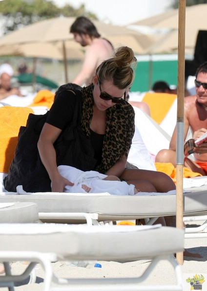 Billie+Piper+Laurence+Fox+baby+Winston+clad+A7v3pWTGElKl