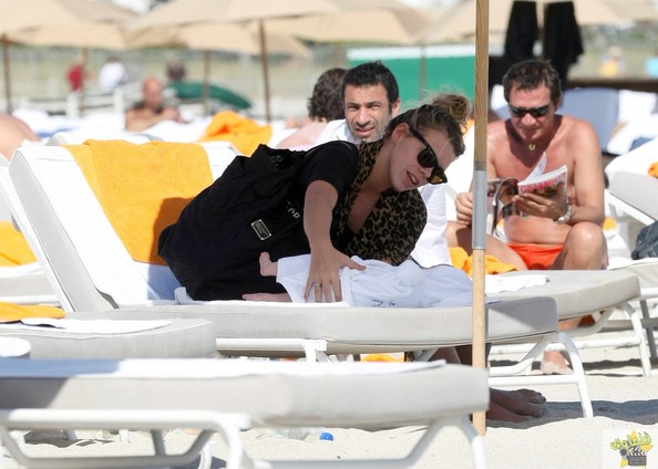 Billie+Piper+Laurence+Fox+baby+Winston+clad+ Al4SqhAIcsl