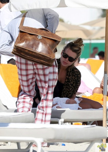 Billie+Piper+Laurence+Fox+baby+Winston+clad+bwwf37NgHsNl