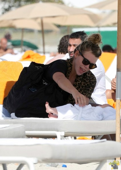 Billie+Piper+Laurence+Fox+baby+Winston+clad+gSksVTazR  l
