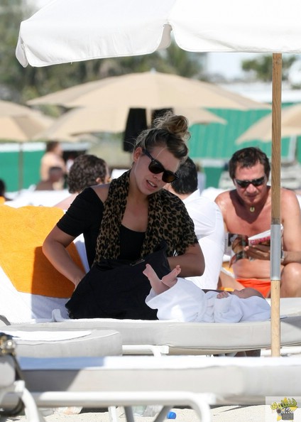Billie+Piper+Laurence+Fox+baby+Winston+clad+iONT66gdG5pl